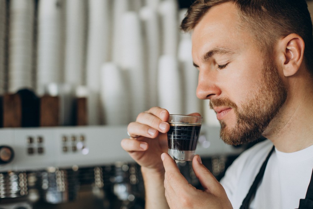 barista préparant le café dans un café