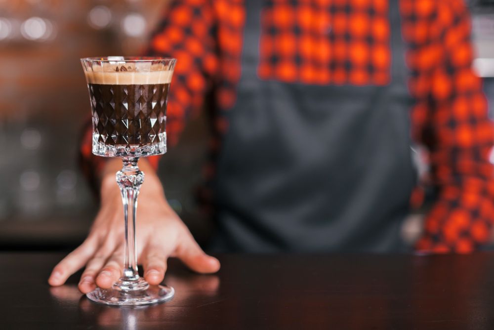 Le barman prépare un cocktail rafraîchissant au café