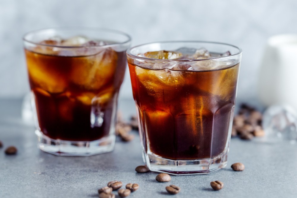 Café glacé avec glaçons dans des verres