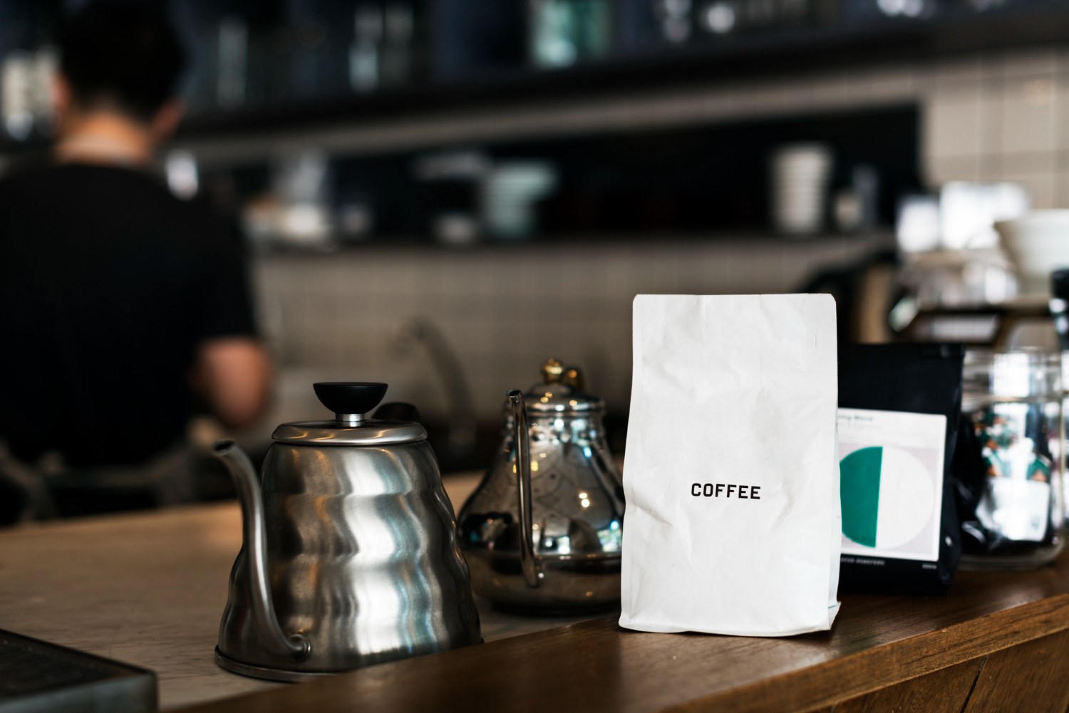 femme barista défocalisée versant du lait dans une tasse de café