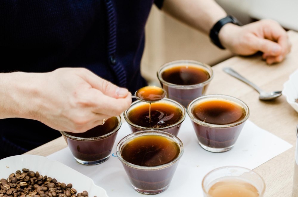 homme tenant une tasse de café sur la table
