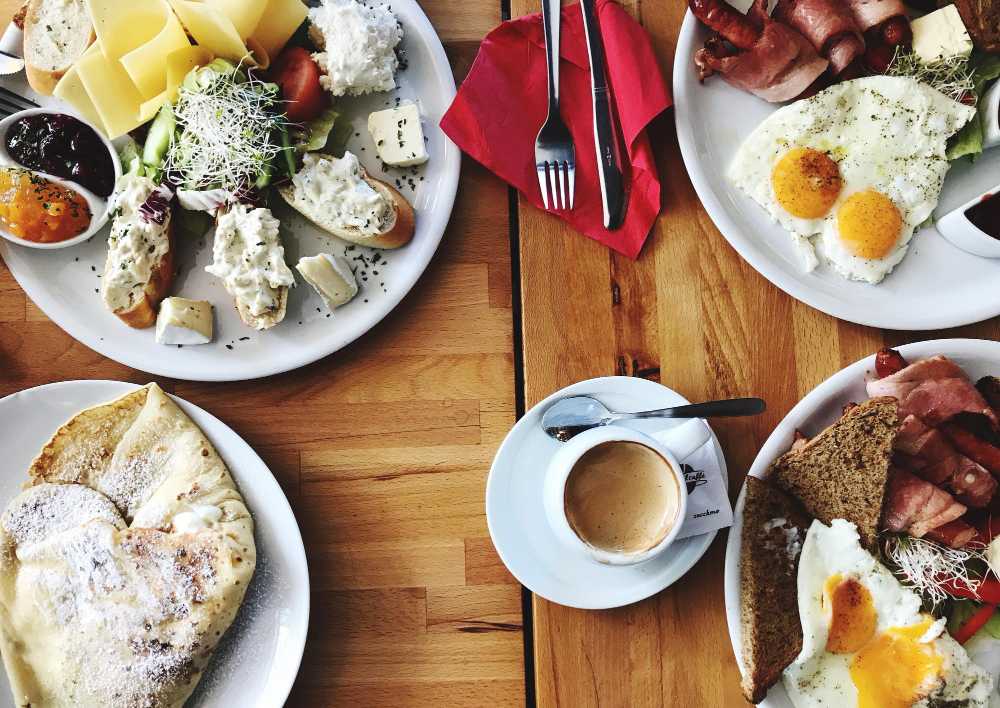 Vue d'angle élevé du petit déjeuner servi sur la table