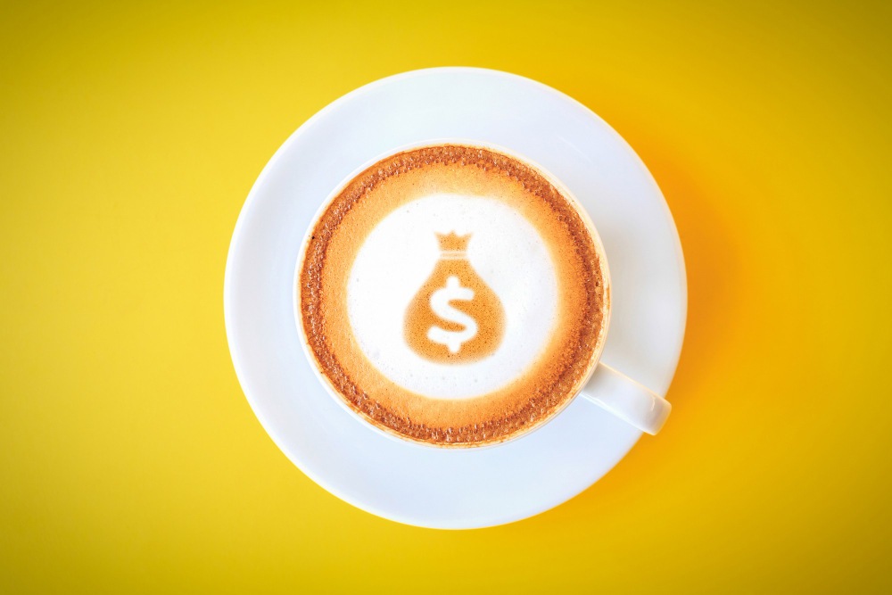 tasse da café vu de dessus avec un signe d'argent