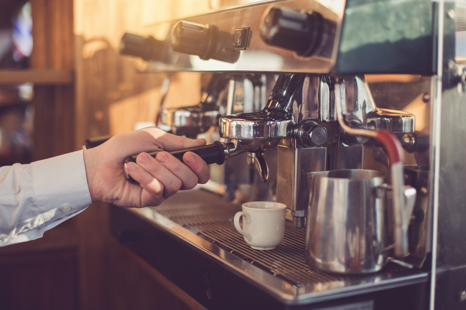 Barista professionnel préparant du café avec une machine à expresso