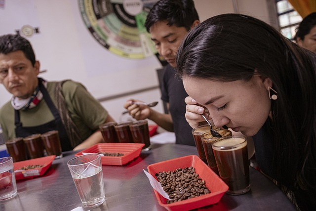 Jeune femme qui sent un café colombien