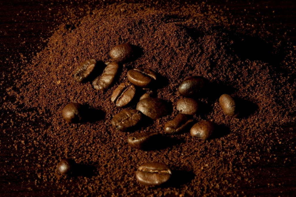 grains de café mélangé au café moulu