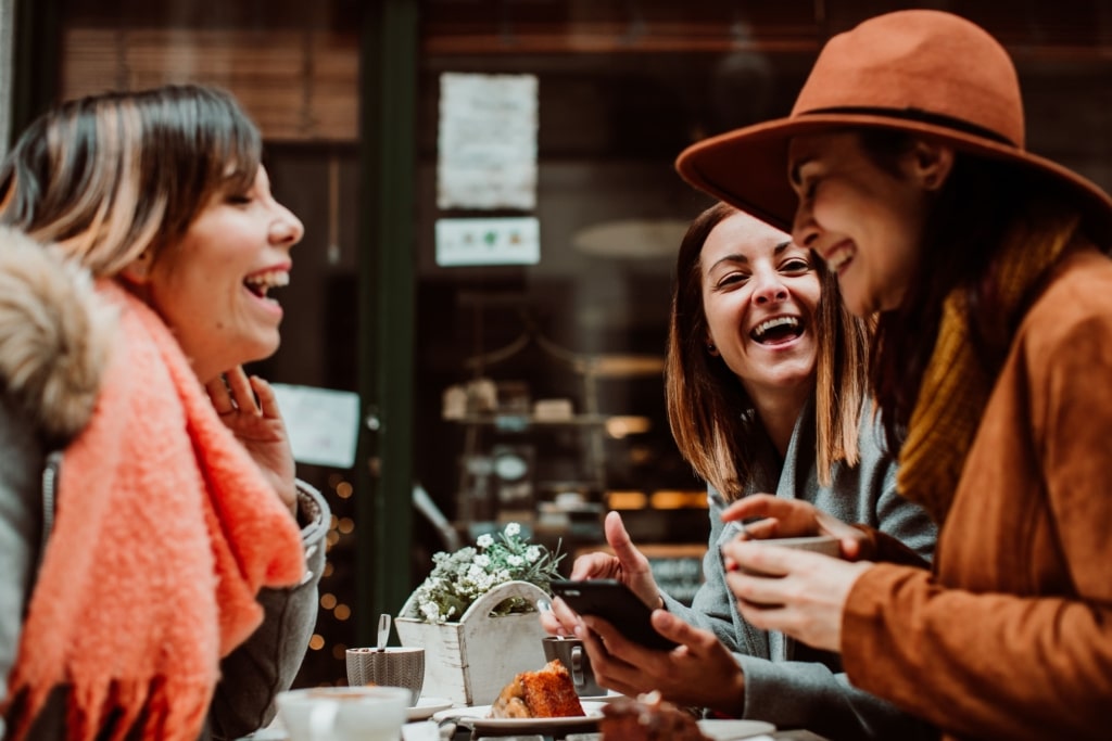 Des Femmes Partagent Un Café Sur Terrasse